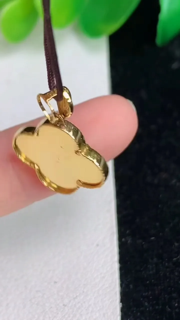 天然A货翡翠四叶草吊坠，尺寸15.5-1.6，重:1.56g
6月17日