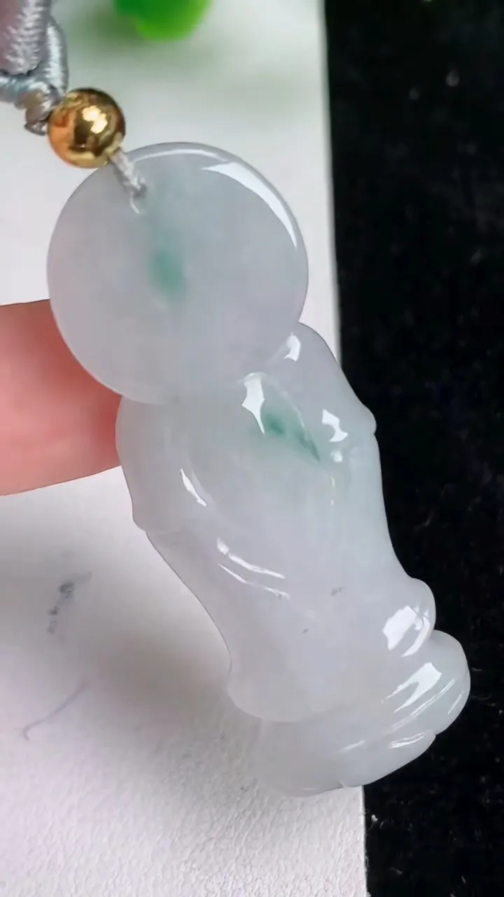 天然A货翡翠飘花观音菩萨吊坠，尺寸50.8-18.2-7.7，重:13.30g
6月17日