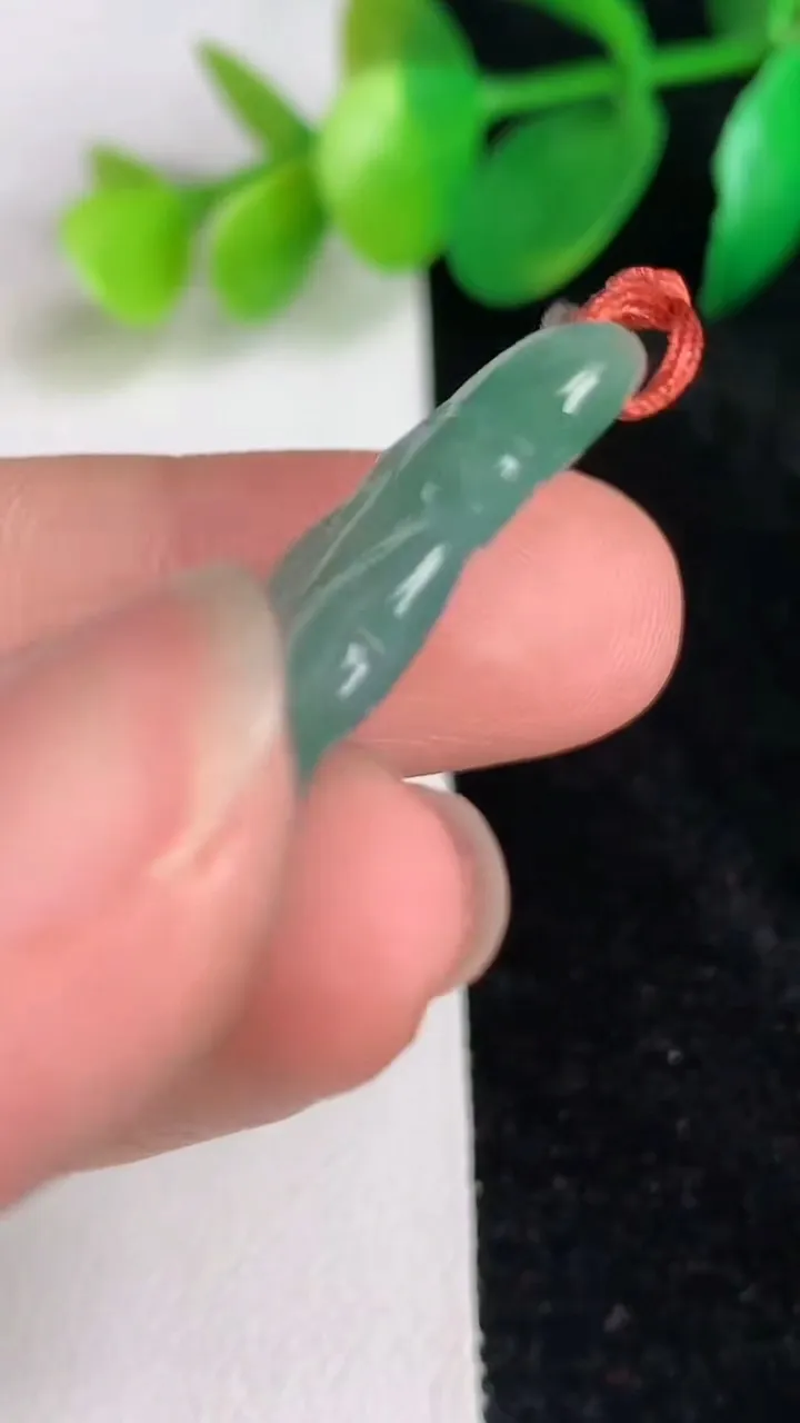 天然A货翡翠和和美美 荷叶鱼吊坠，尺寸39-20.6-4.7，重量:5.52g
6月17日