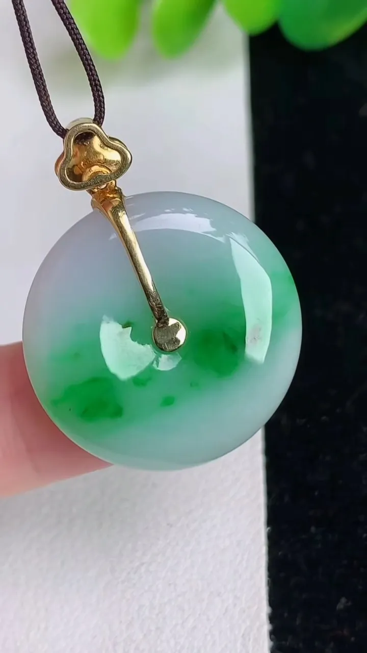 天然A货翡翠平安扣吊坠，尺寸23.6-5，重量:7.07g
6月17日