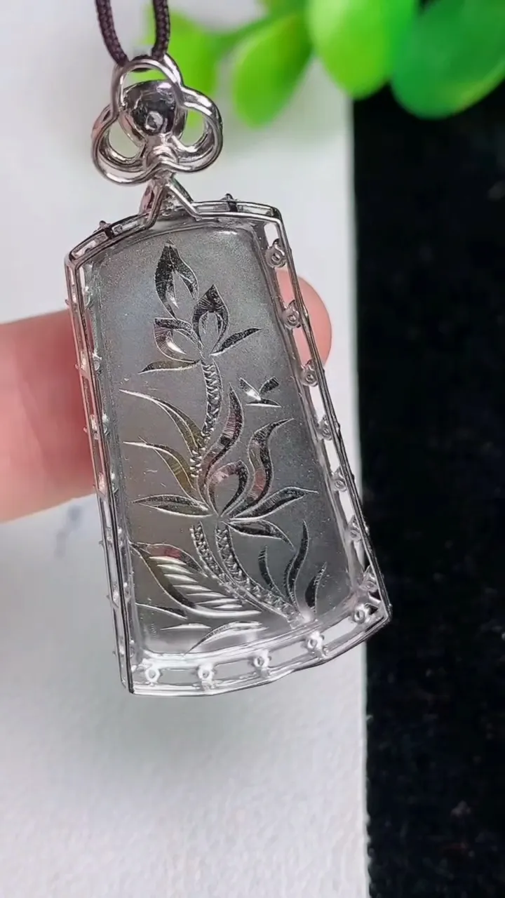 天然A货翡翠无事牌吊坠，尺寸44-20-6裸石31.4-16，重量:6.95g
6月17日