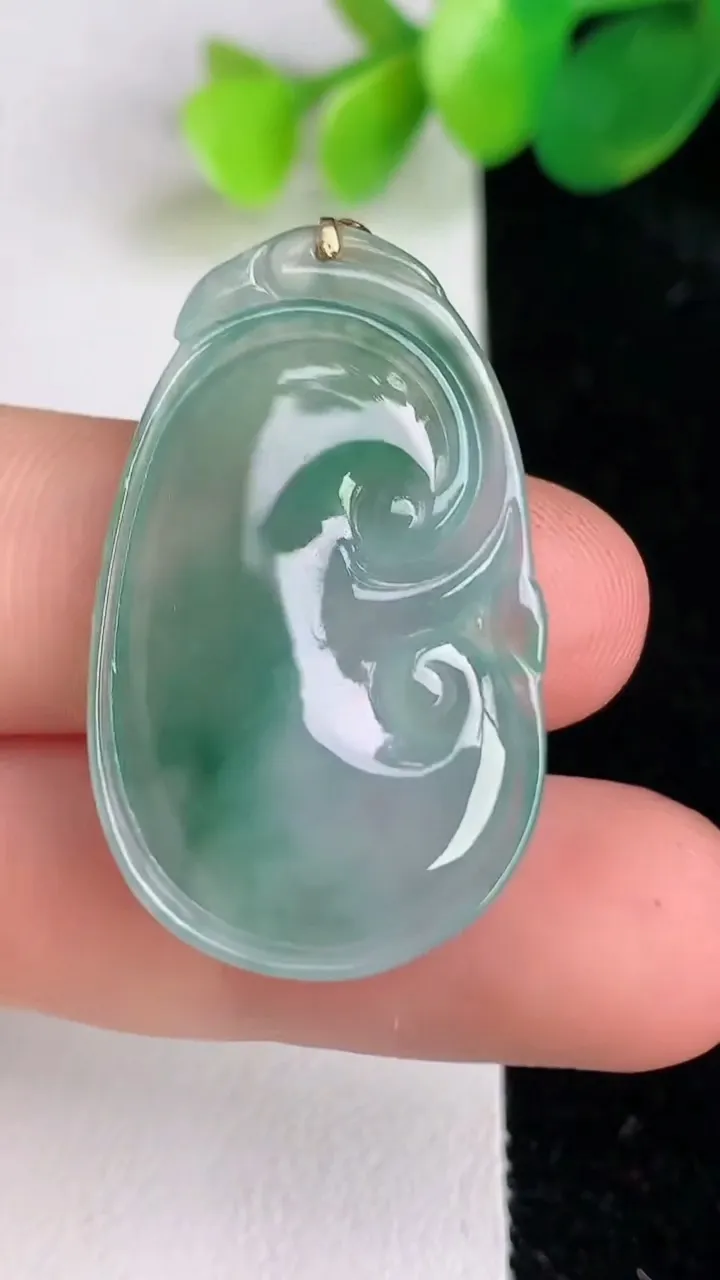 天然A货翡翠种飘花如意吊坠，尺寸33.6-20.6-3.6，重量:5.16g
6月17日