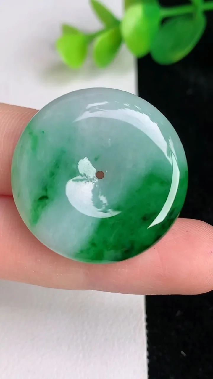 天然A货翡翠平安扣吊坠，尺寸28.8-5.2，重量:9.65g
6月17日
