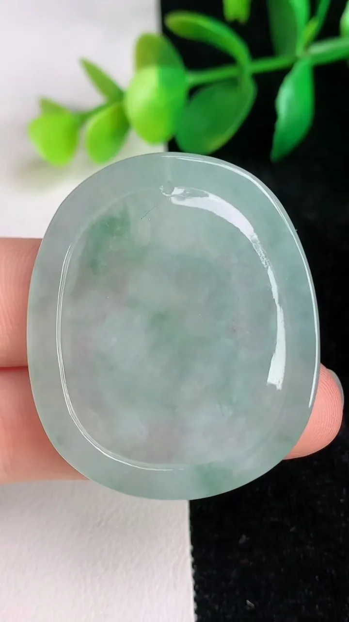 天然A货翡翠生肖蛇 蛇牌吊坠，尺寸40.7-34.2-4.5，重量:12.80g
6月17日