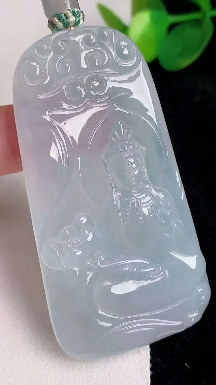 天然A货翡翠种白冰大势至菩萨吊坠，尺寸65.2-34-5，重量:31.71g
6月17日