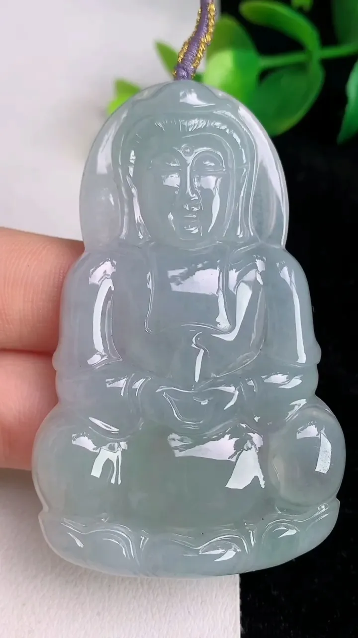 天然A货翡翠正装观音菩萨吊坠，尺寸64-40.4-5.2，重量:25.12g
6月17日