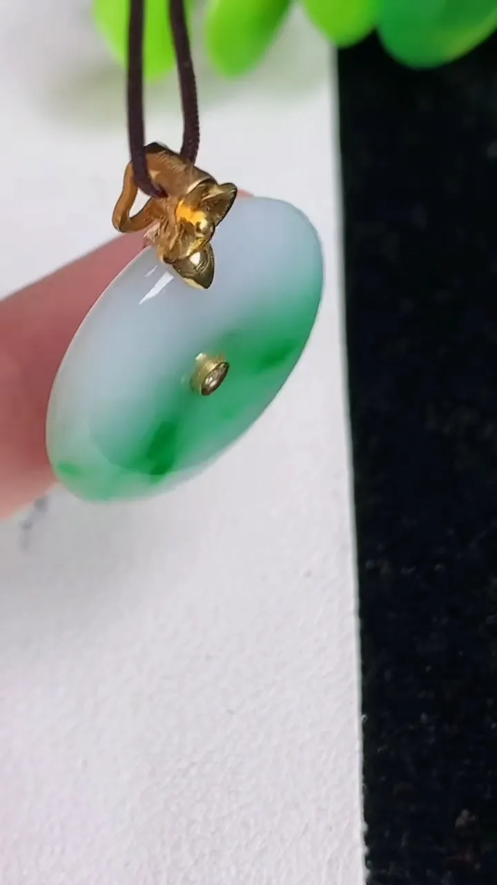 天然A货翡翠平安扣吊坠，尺寸23.6-5，重量:7.07g
6月17日