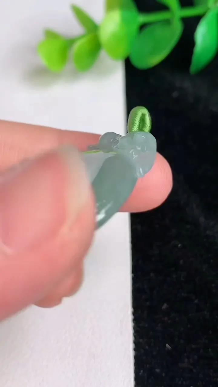 天然A货翡翠冰种飘花如意头吊坠，尺寸32.4-30.3-5，重量:9.03g
6月17日