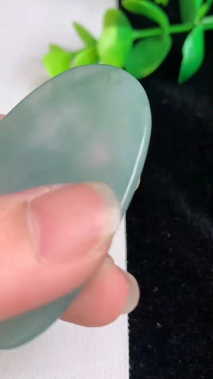 天然A货翡翠大日如来吊坠，尺寸54-34.7-4.4，重量:20.18g
6月17日