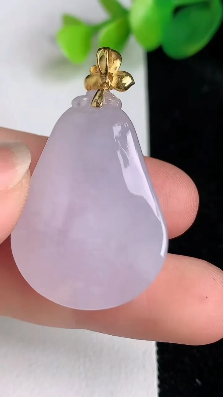 天然A货翡翠种白冰福瓜吊坠，尺寸31.6-22.7-10.7，重量:12.78g
6月17日