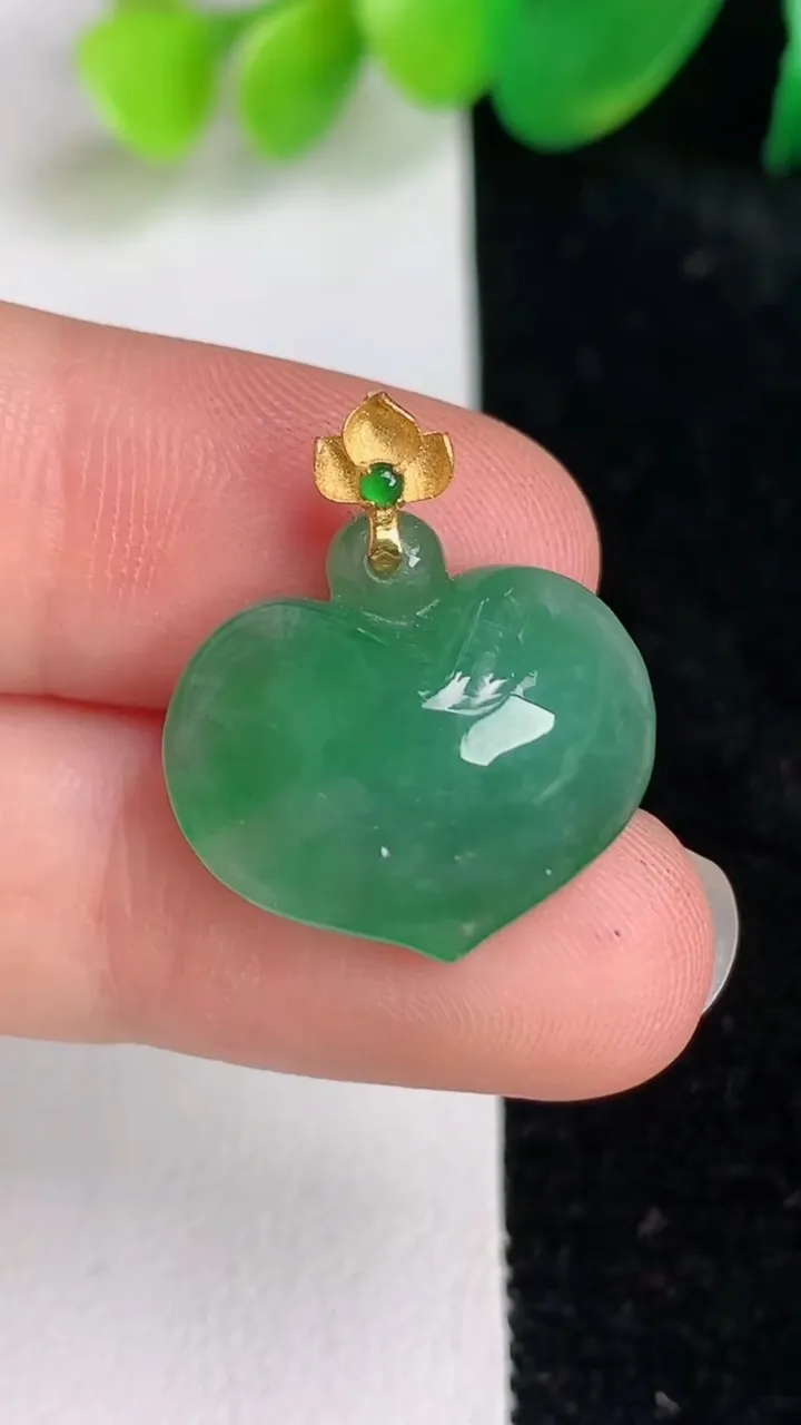 天然A货翡翠爱心吊坠，尺寸15.3-19-8.7，重量:3.73g
6月17日