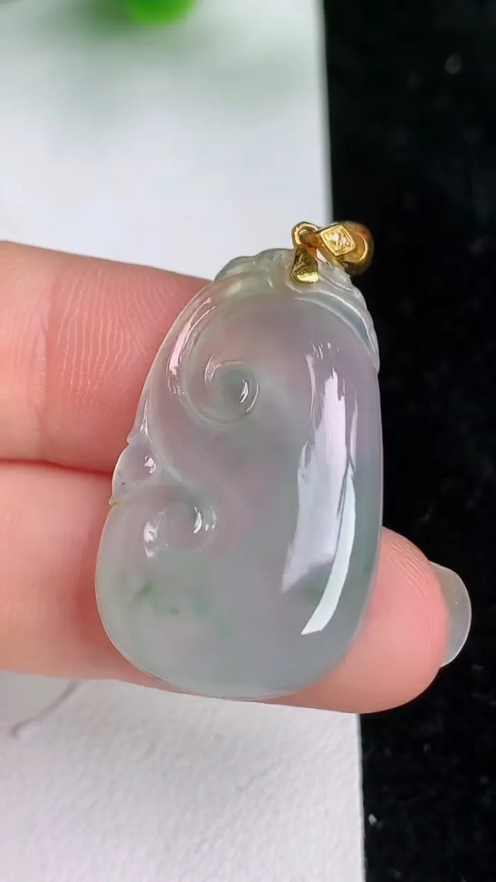 天然A货翡翠飘花如意吊坠，尺寸29-17-4，重:4.27g
6月17日