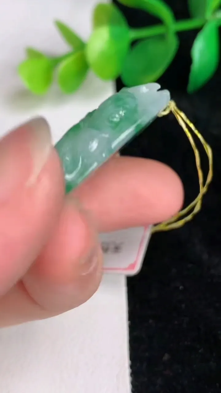 天然A货翡翠年年有余吊坠，尺寸46.8-25-7，重量:16.25g
6月17日