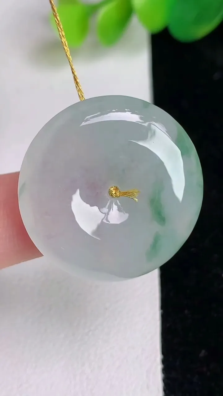 天然A货翡翠冰种飘花平安扣吊坠，尺寸26.3-5.5，重量:8.41g
6月17日