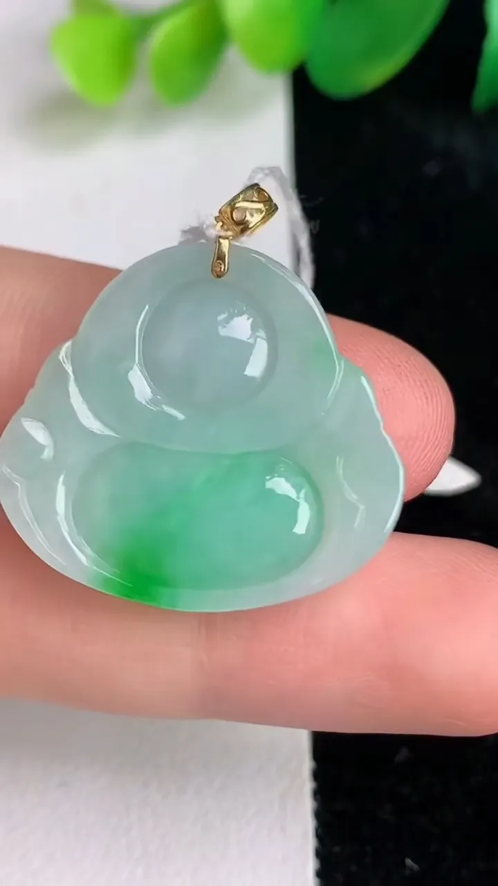 天然A货翡翠佛公吊坠，尺寸23.4-26.4-5.3，重量:5.17g
6月17日