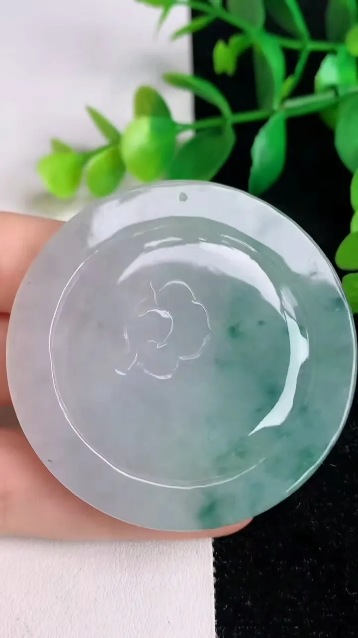 天然A货翡翠飘花山水观音菩萨吊坠，尺寸53.9-6.8，重:35.35g
6月17日