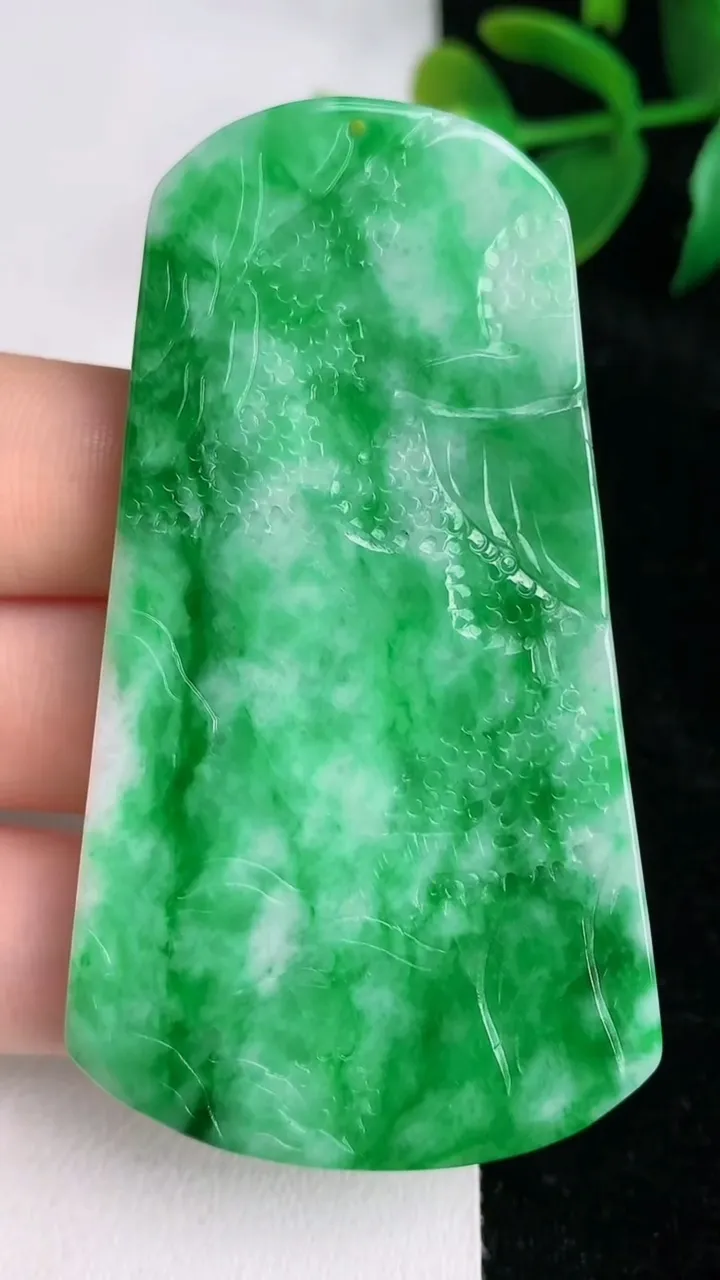 天然A货翡翠山水牌吊坠，尺寸67-37.8-5，重量:25.36g
6月17日