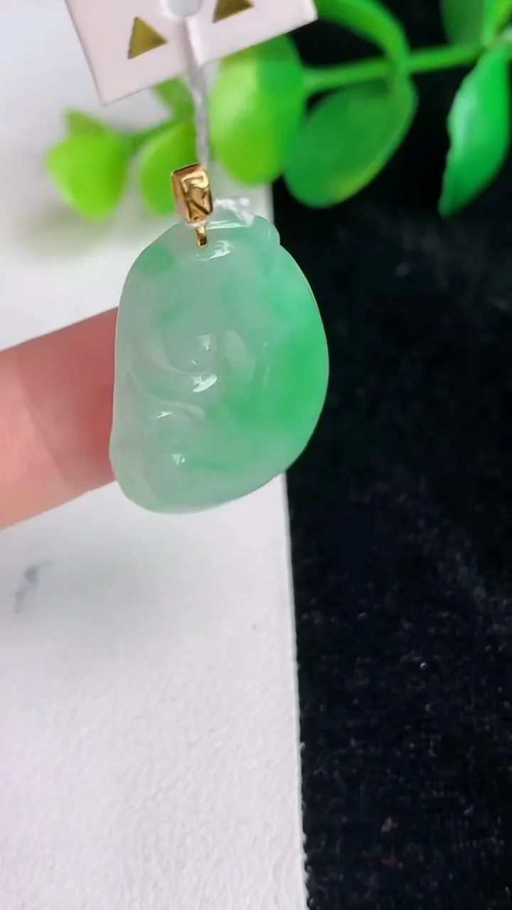 天然A货翡翠如意吊坠，尺寸29.8-18.4-3.2，重量:3.73g
6月17日
