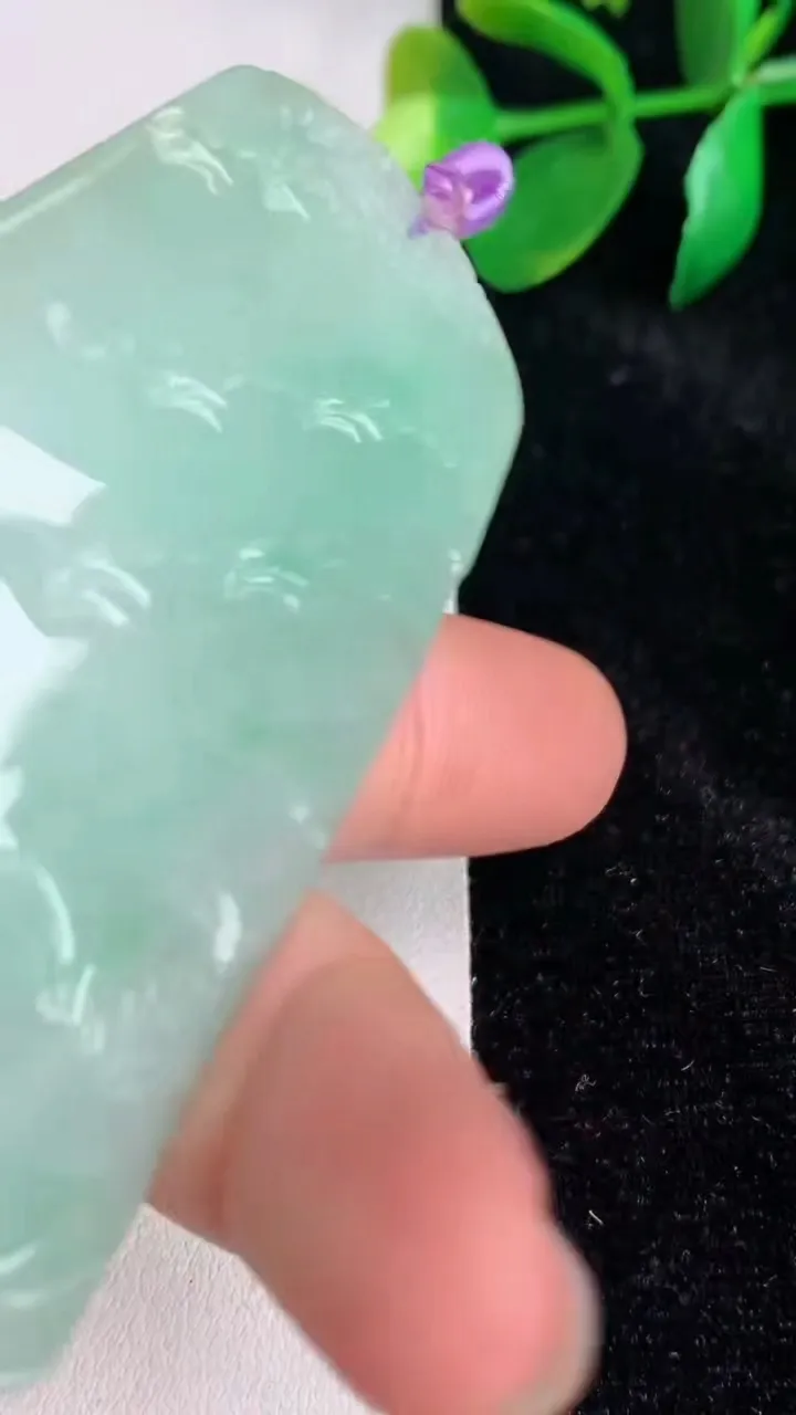 天然A货翡翠山水牌吊坠，尺寸68.8-44-5.2，重量:33.52g
6月17日
