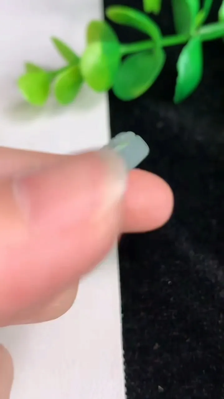 天然A货翡翠冰种飘花生肖狗 狗牌吊坠，尺寸43.3-38-5.2，重量:16.47g
6月17日