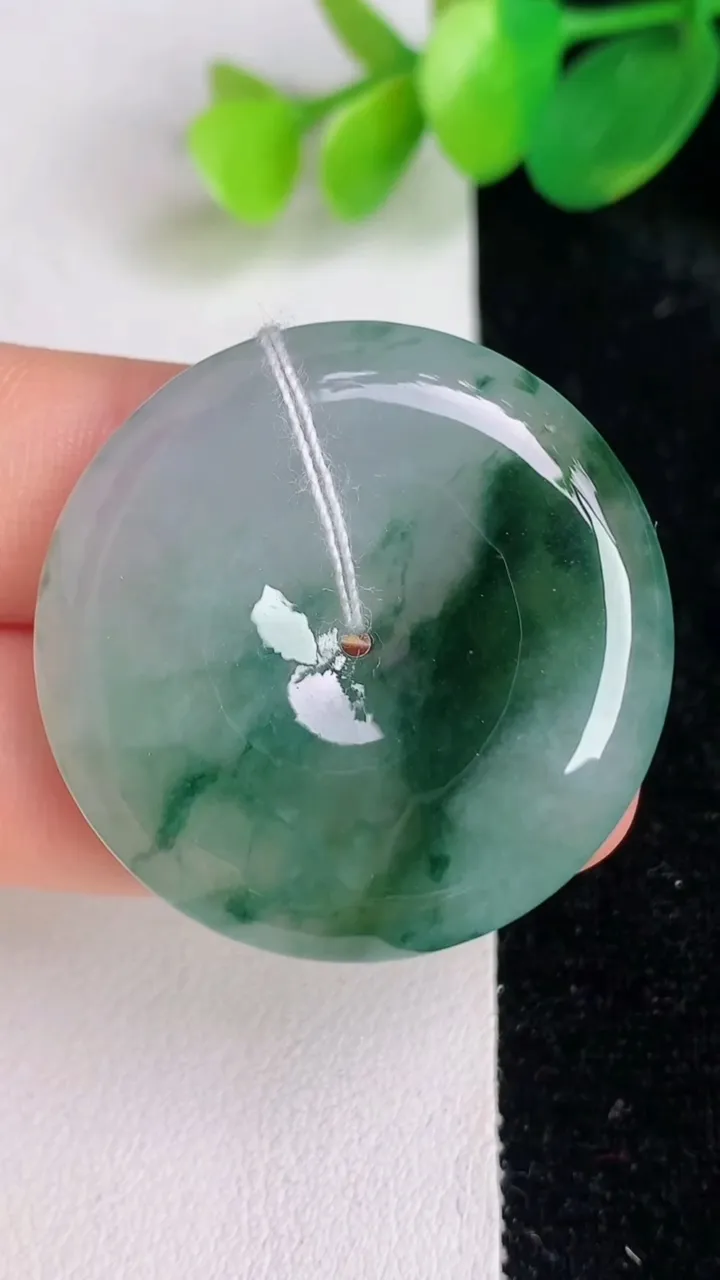 天然A货翡翠冰种飘花平安扣吊坠，尺寸33.7-5.8，重量:14.25g
6月17日