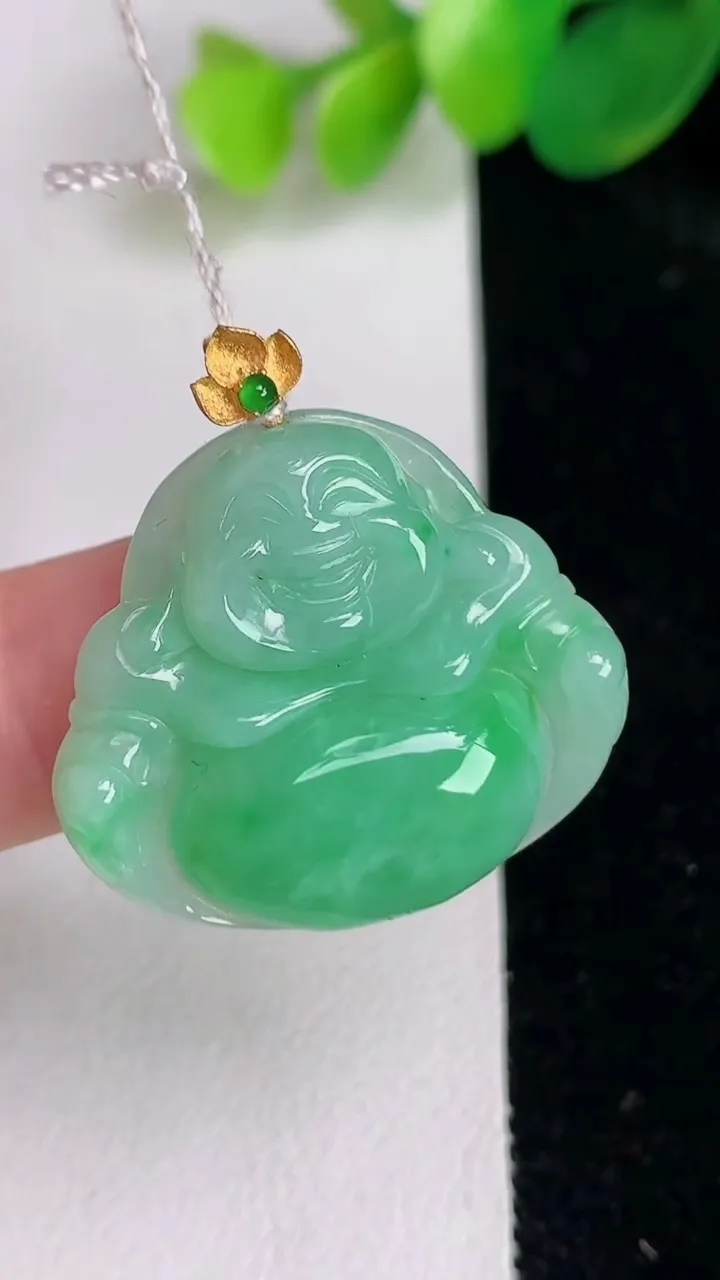 天然A货翡翠佛公吊坠，尺寸24.2-27.6-5.6，重量:5.80g
6月17日