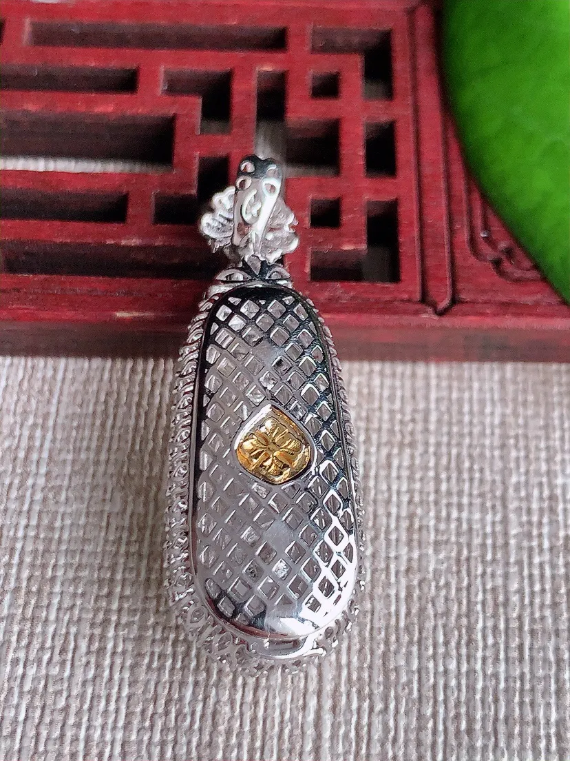 天然A货翡翠18K金伴飘花四季豆福豆平安豆吊坠尺寸37.7×13.3×10.6裸石24×10m量6.