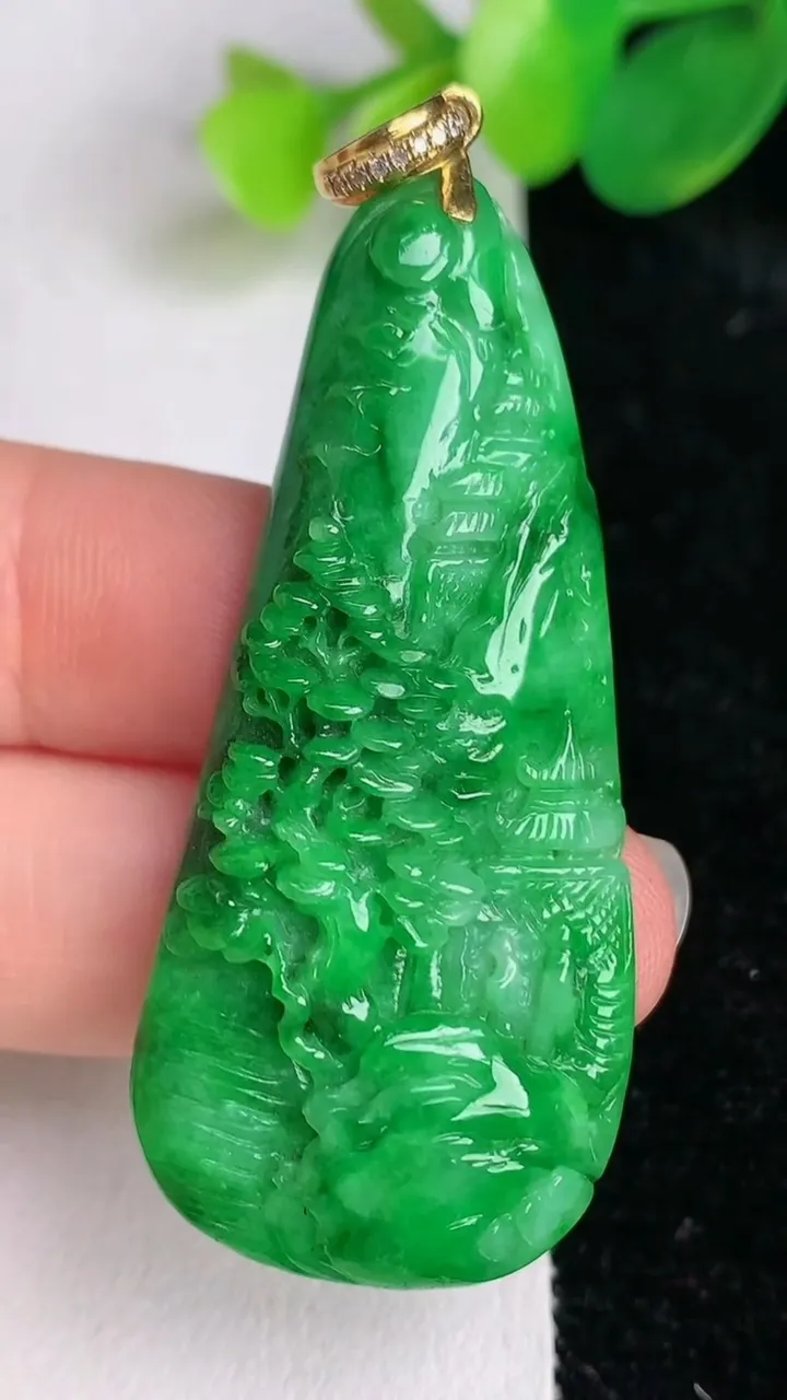 天然A货翡翠山水牌吊坠，尺寸51.7-23.5-6.5，重量:12.50g
6月17日