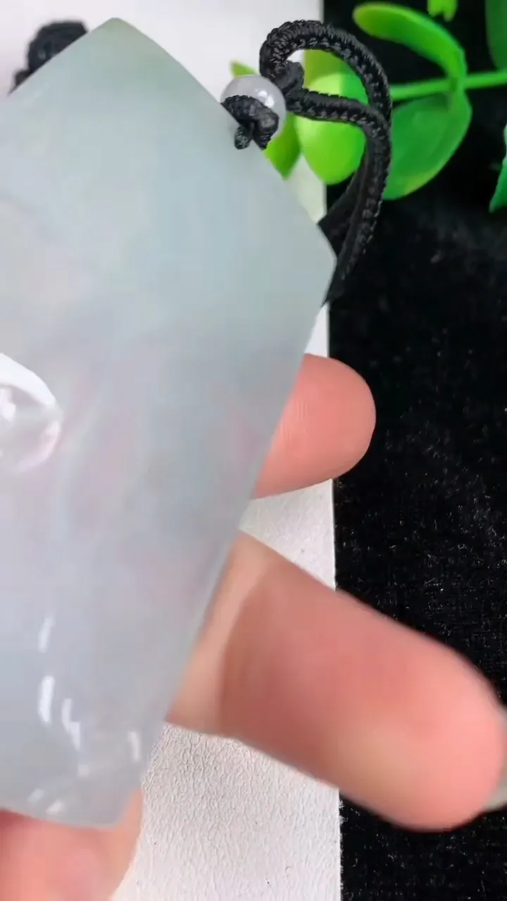 天然A货翡翠种白冰文殊菩萨吊坠，尺寸62-42.6-5.2，重量:36.58g
6月17日