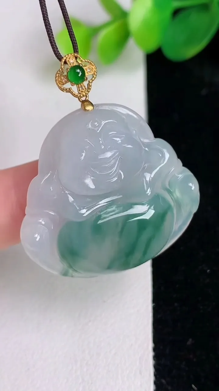 天然A货翡翠种飘花佛公吊坠，尺寸30.8-32.6-6，重量:9.66g
6月17日