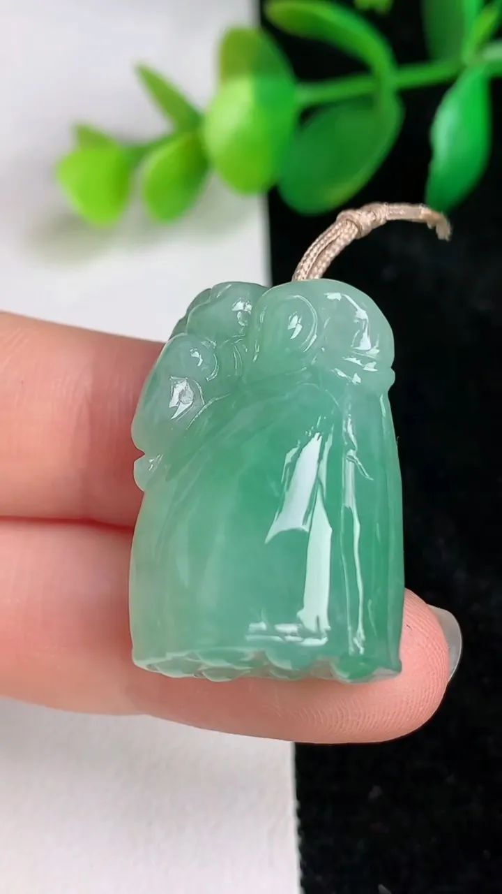 天然A货翡翠莲蓬吊坠，尺寸28-19.8-13，重量:13.52g
6月17日