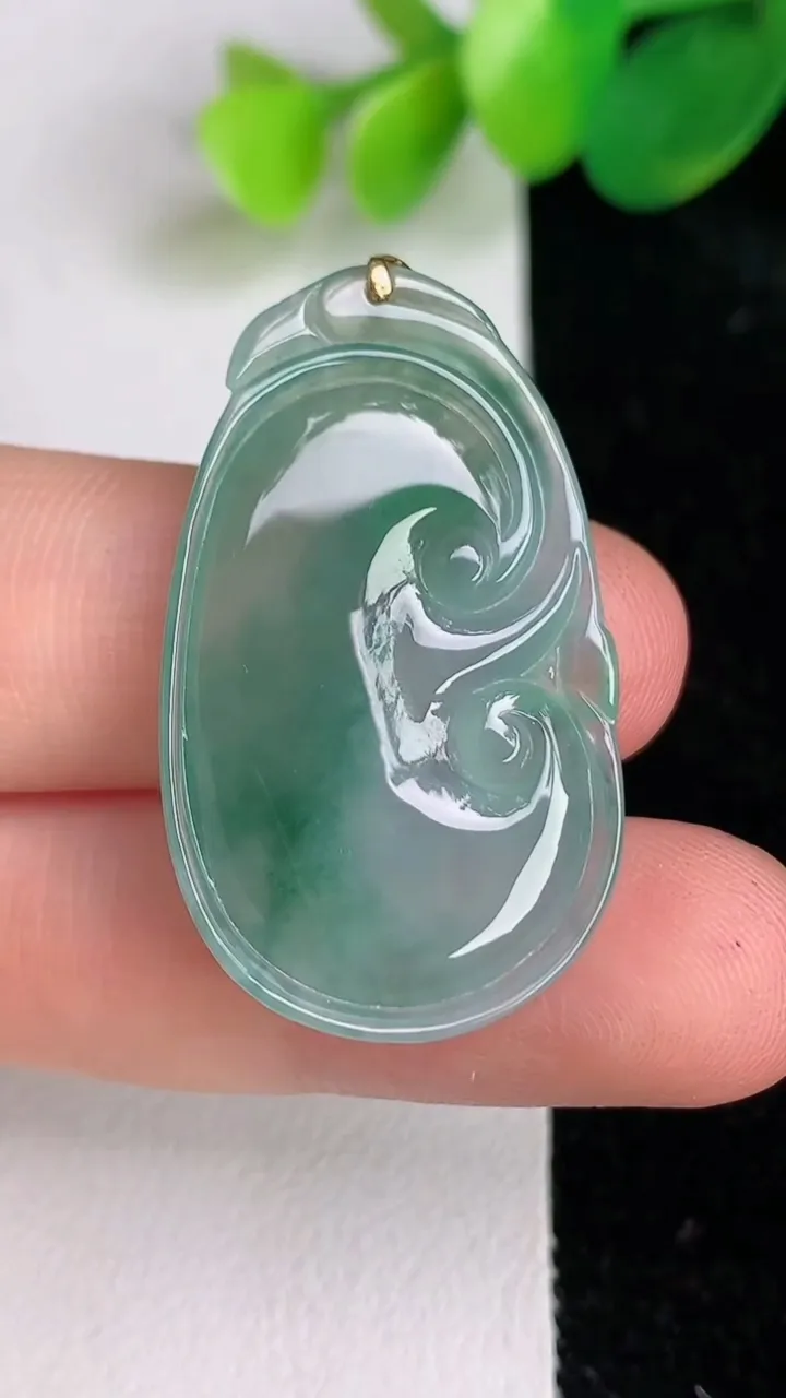 天然A货翡翠种飘花如意吊坠，尺寸33.6-20.6-3.6，重量:5.16g
6月17日