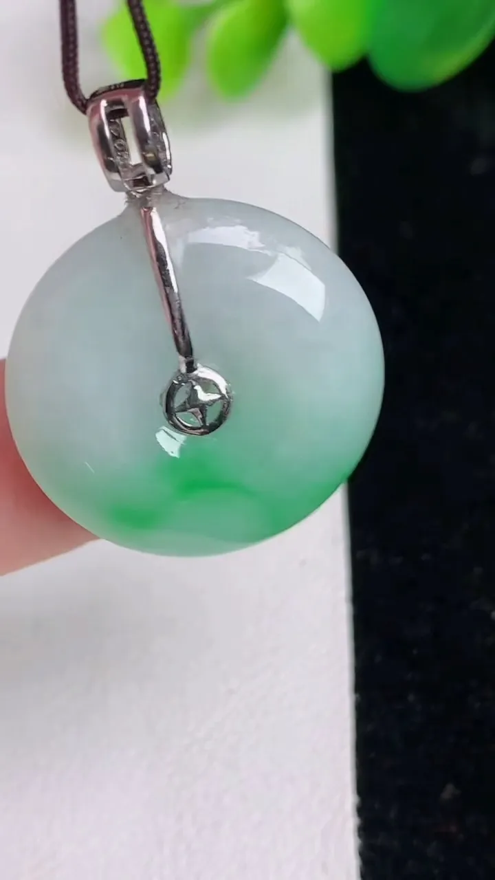 天然A货翡翠平安扣吊坠，尺寸22.4-5.5，重量:6.40g
6月17日
