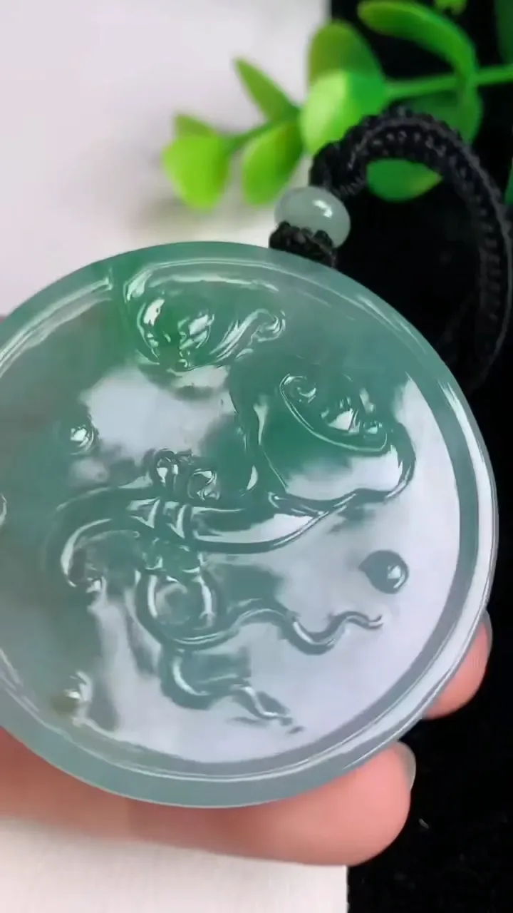 天然A货翡翠龙牌吊坠，尺寸46.6-9.2，重量:44.15g
6月17日