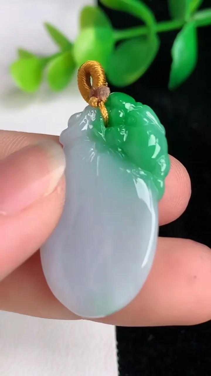 天然A货翡翠福瓜吊坠，尺寸34-18.2-5.5，重量:7.86g
6月17日