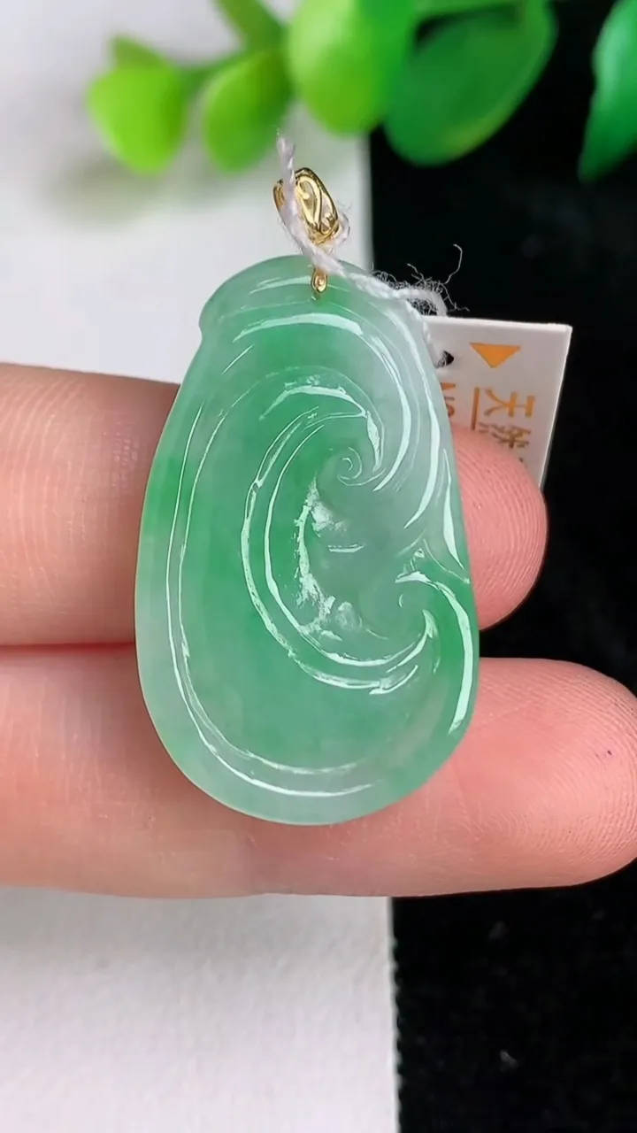 天然A货翡翠如意吊坠，尺寸30-18.3-4.7，重量:5.25g
6月17日
