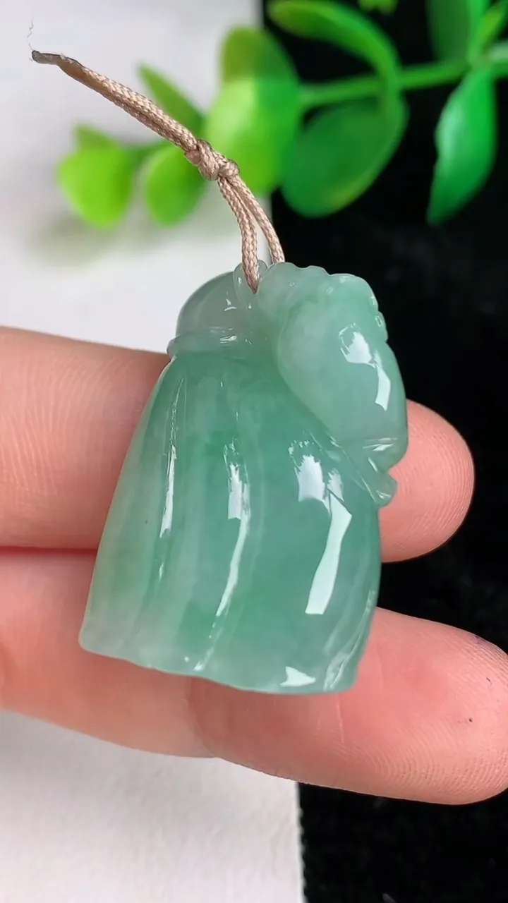 天然A货翡翠莲蓬吊坠，尺寸28-19.8-13，重量:13.52g
6月17日