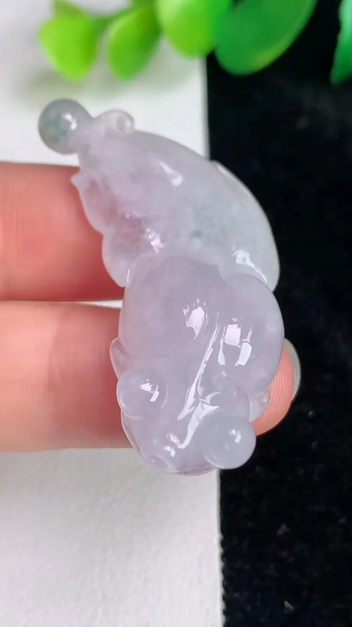 天然A货翡翠年年有余吊坠，尺寸41.4-19.5-8.2，重量:10.30g
6月17日