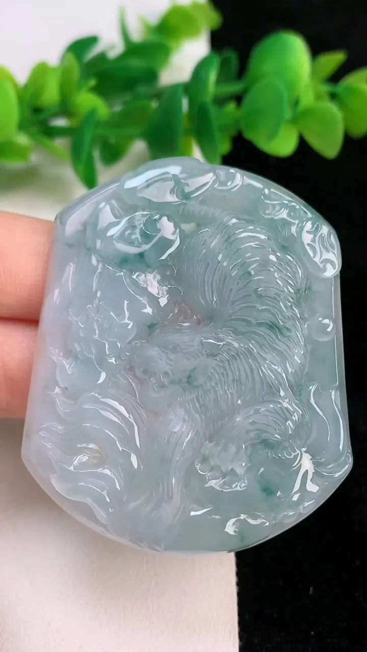 天然A货翡翠飘花生肖虎吊坠，尺寸56.7-47.8-5.7，重量:33.73g
6月18日