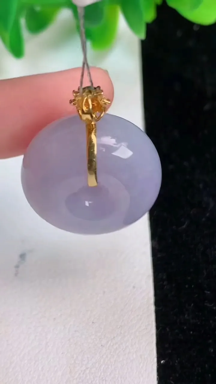 天然A货翡翠18k金紫罗兰平安扣吊坠，尺寸22.3-11.3，重量:12.56g
6月18日