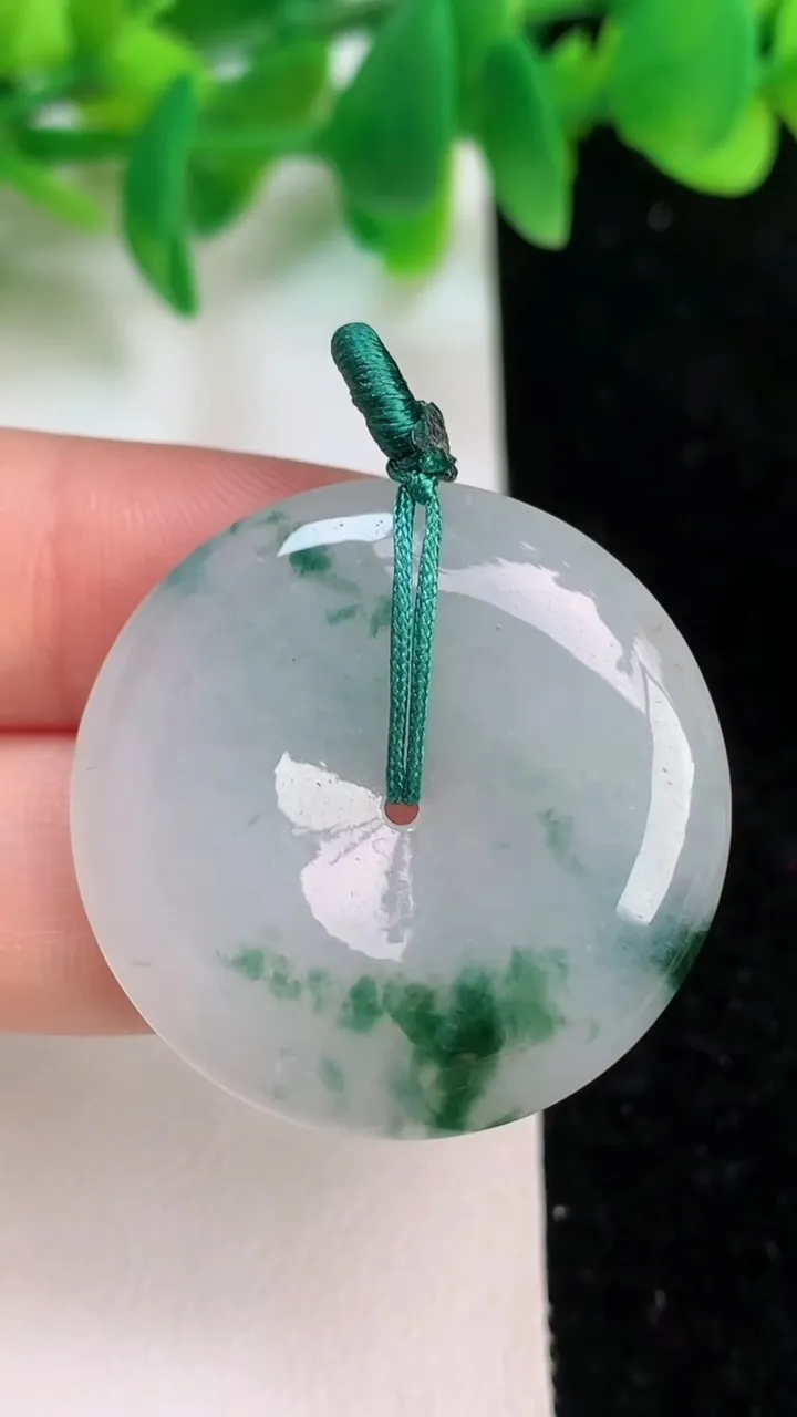 天然A货翡翠飘花平安扣吊坠，尺寸30.5-5.4，重量:10.67g
6月18日