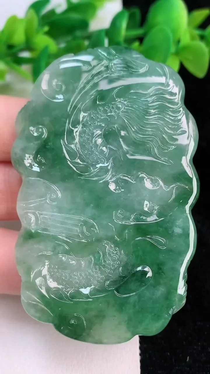 天然A货翡翠龙牌吊坠，尺寸69-42.5-10.2，重量:53.28g
6月18日