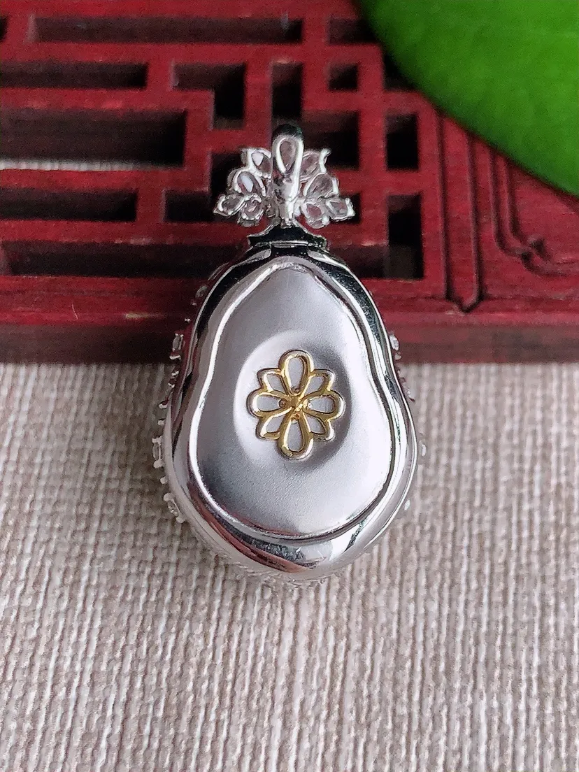 天然A货翡翠18K金伴阳绿葫芦吊坠尺寸31.2×17.6×11裸石17.3×13.4m量7.00g 