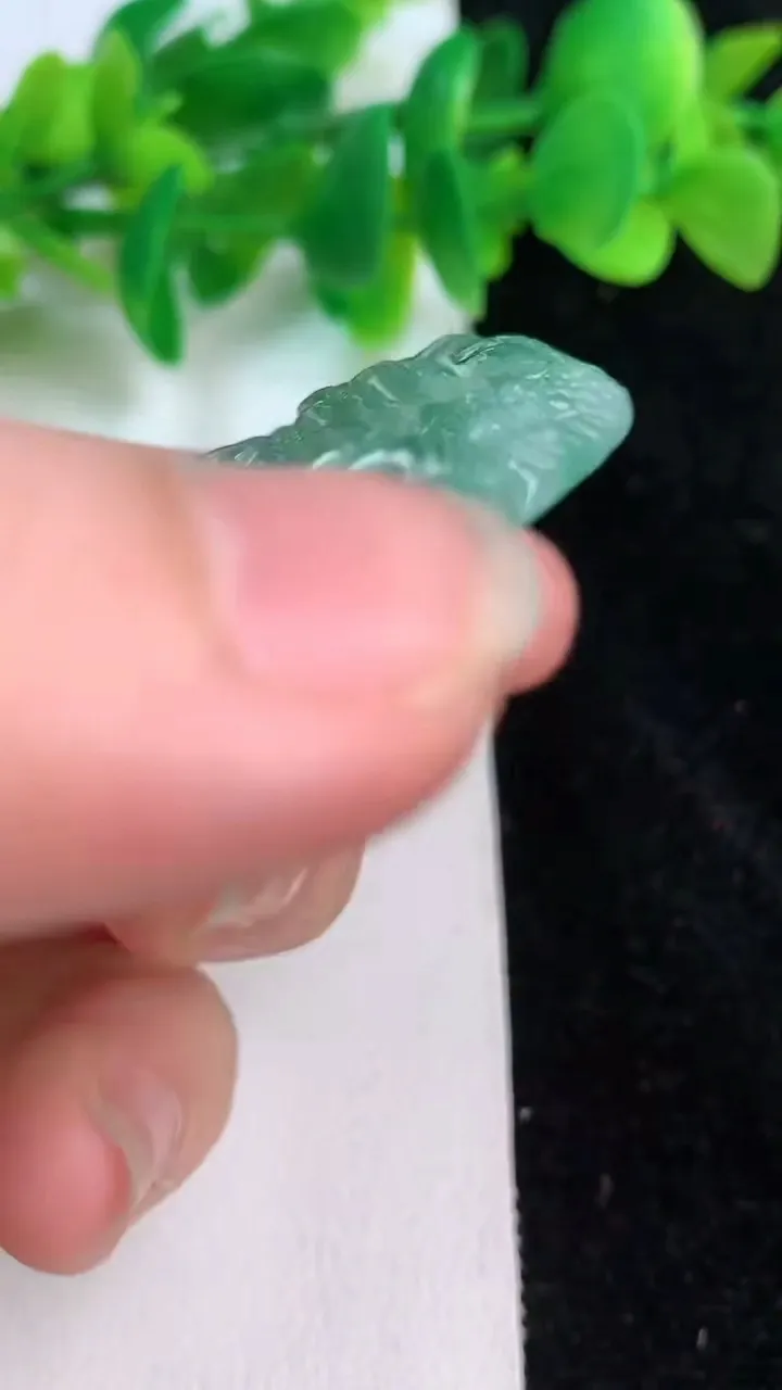 天然A货翡翠龙牌吊坠，尺寸69-42.5-10.2，重量:53.28g
6月18日