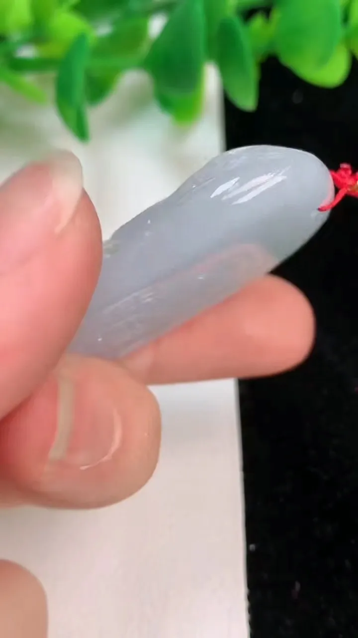 天然A货翡翠龙牌吊坠，尺寸60-26.6-9.4，重量:25.49g
6月18日