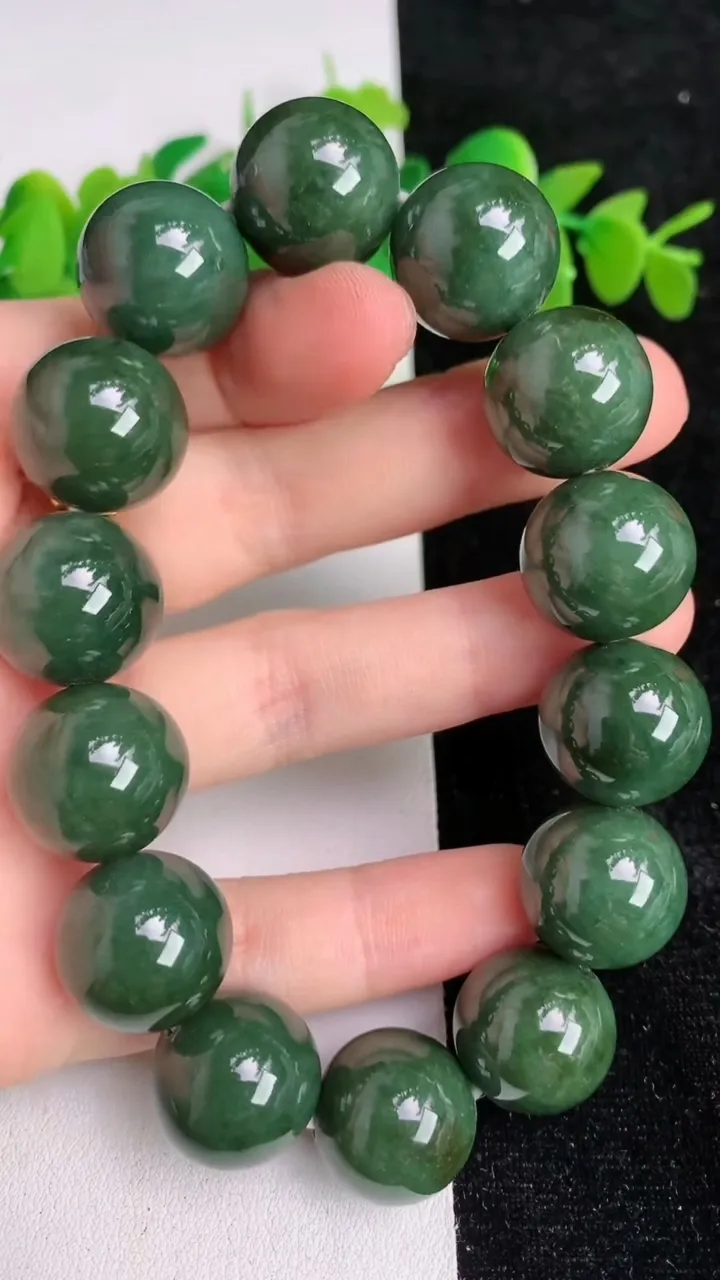 天然A货翡翠圆珠手串14颗，尺寸15.9，重:94.12g6月18日
工厂直销收藏佳品,种好水足，色