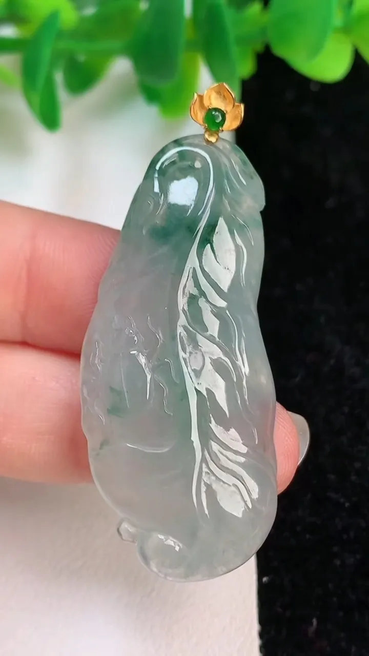 天然A货翡翠种飘花一鸣惊人吊坠，尺寸47-20.3-6.6，重量:12.60g
6月18日