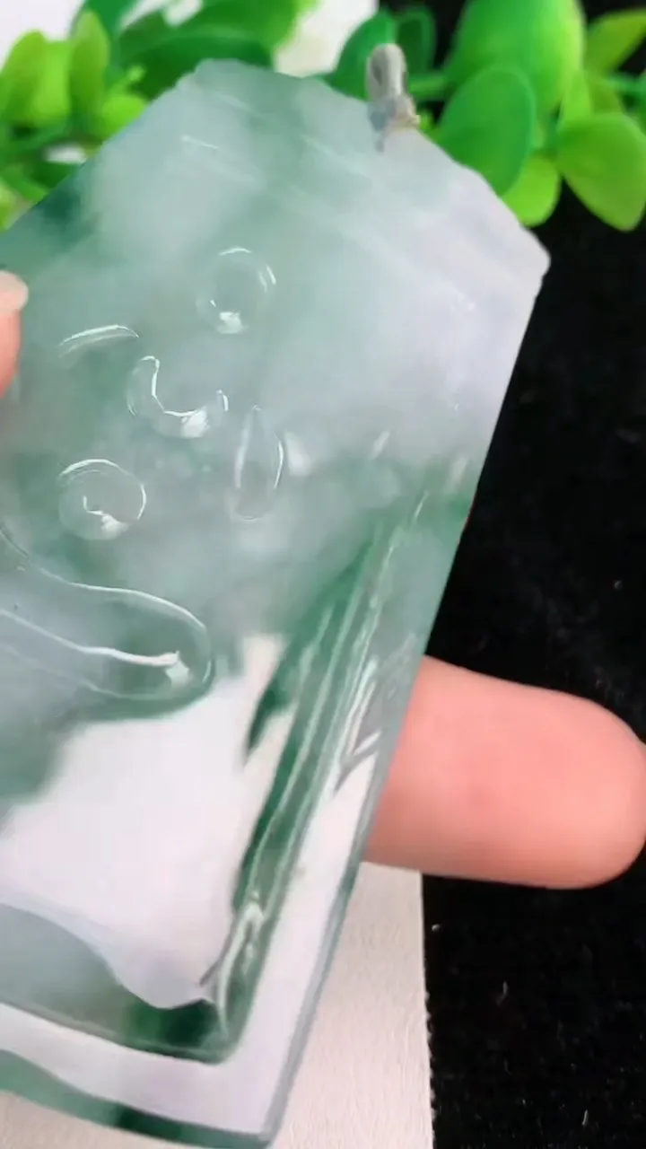 天然A货翡翠大势至观音菩萨吊坠，尺寸76-48.3-5.5，重量:43.08g
6月18日