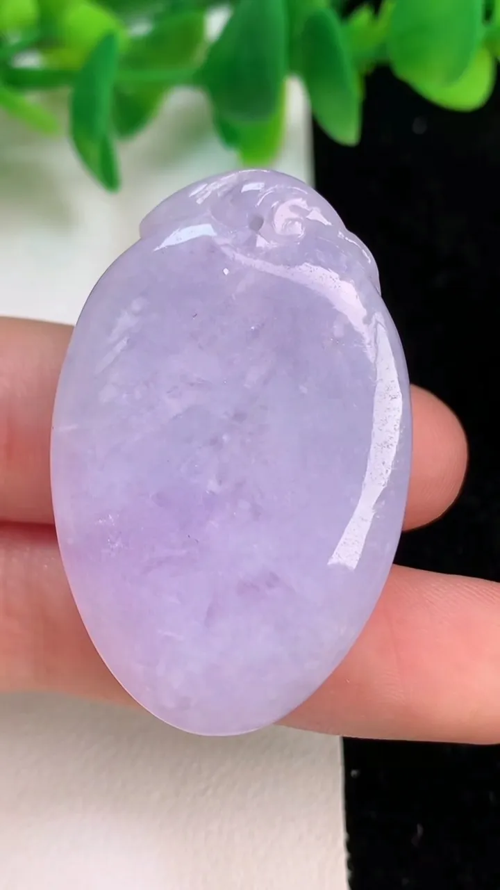 天然A货翡翠春带彩紫罗兰福瓜吊坠，尺寸42-26.5-11.3，重量:23.48g
6月18日