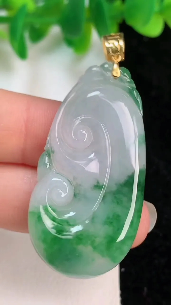 天然A货翡翠如意吊坠，尺寸42.8-22.3-5，重量:9.42g
6月18日